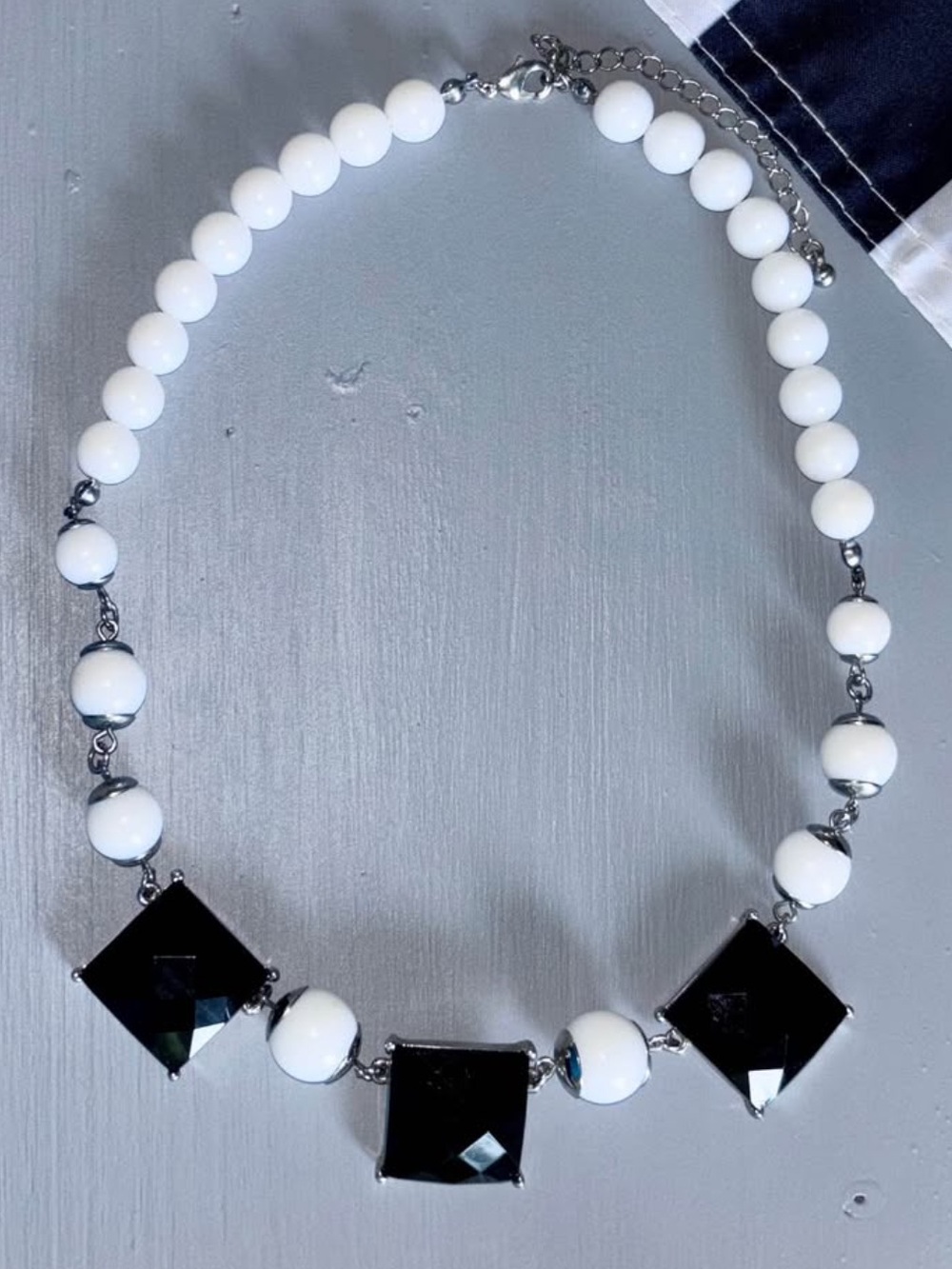 VTG '50s Acrylic White Ball Beads Black Diamond Shaped Accent Necklace 16”+ 3”